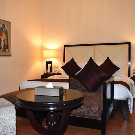 Ramada Plaza By Wyndham Karachi Airport Hotel מראה חיצוני תמונה A bedroom at the Taj Bengal