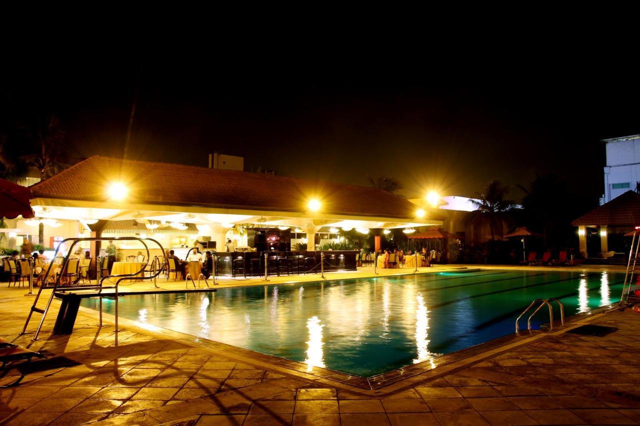 Ramada Plaza By Wyndham Karachi Airport Hotel מראה חיצוני תמונה The pool at the hotel