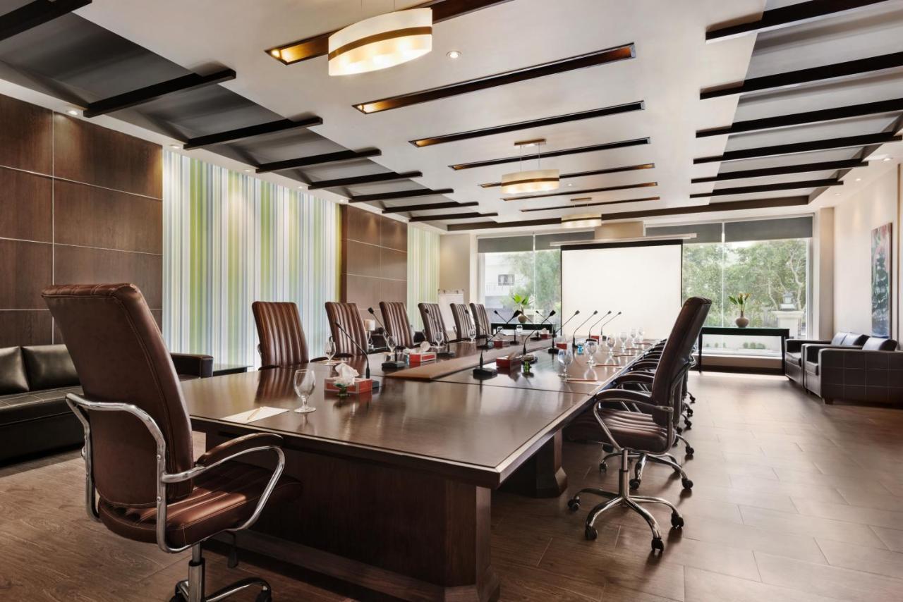Ramada Plaza By Wyndham Karachi Airport Hotel מראה חיצוני תמונה Boardroom at the hotel