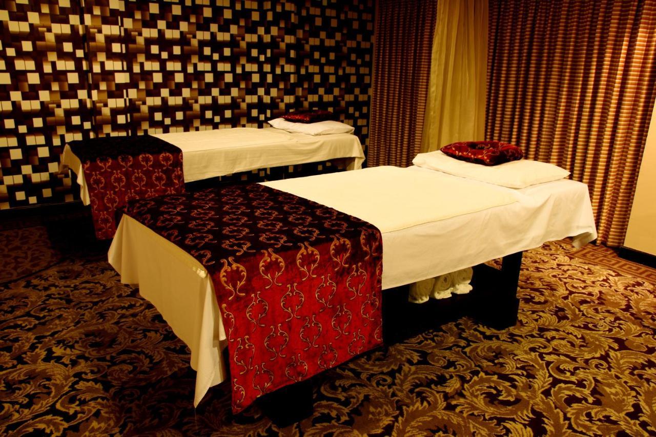 Ramada Plaza By Wyndham Karachi Airport Hotel מראה חיצוני תמונה Massage beds