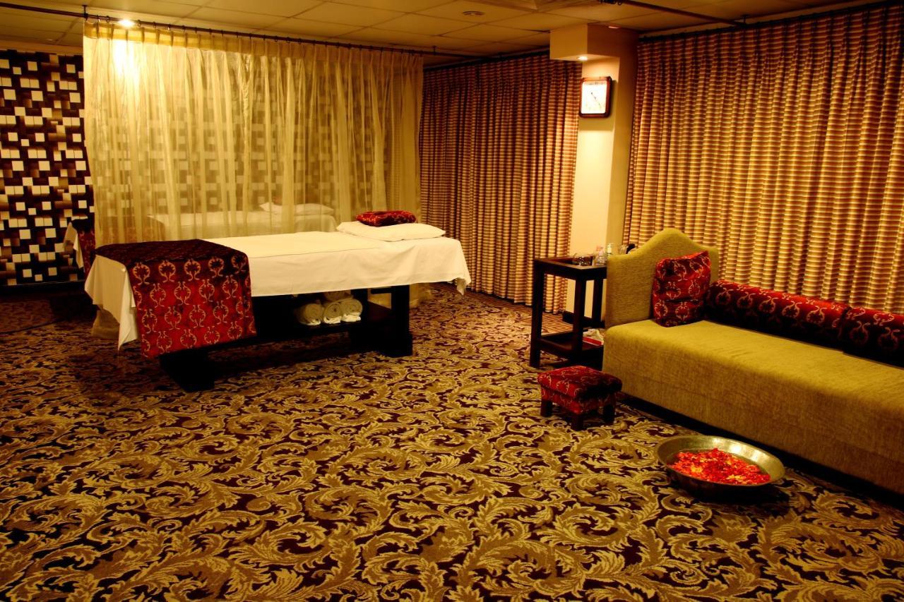 Ramada Plaza By Wyndham Karachi Airport Hotel מראה חיצוני תמונה A spa treatment room