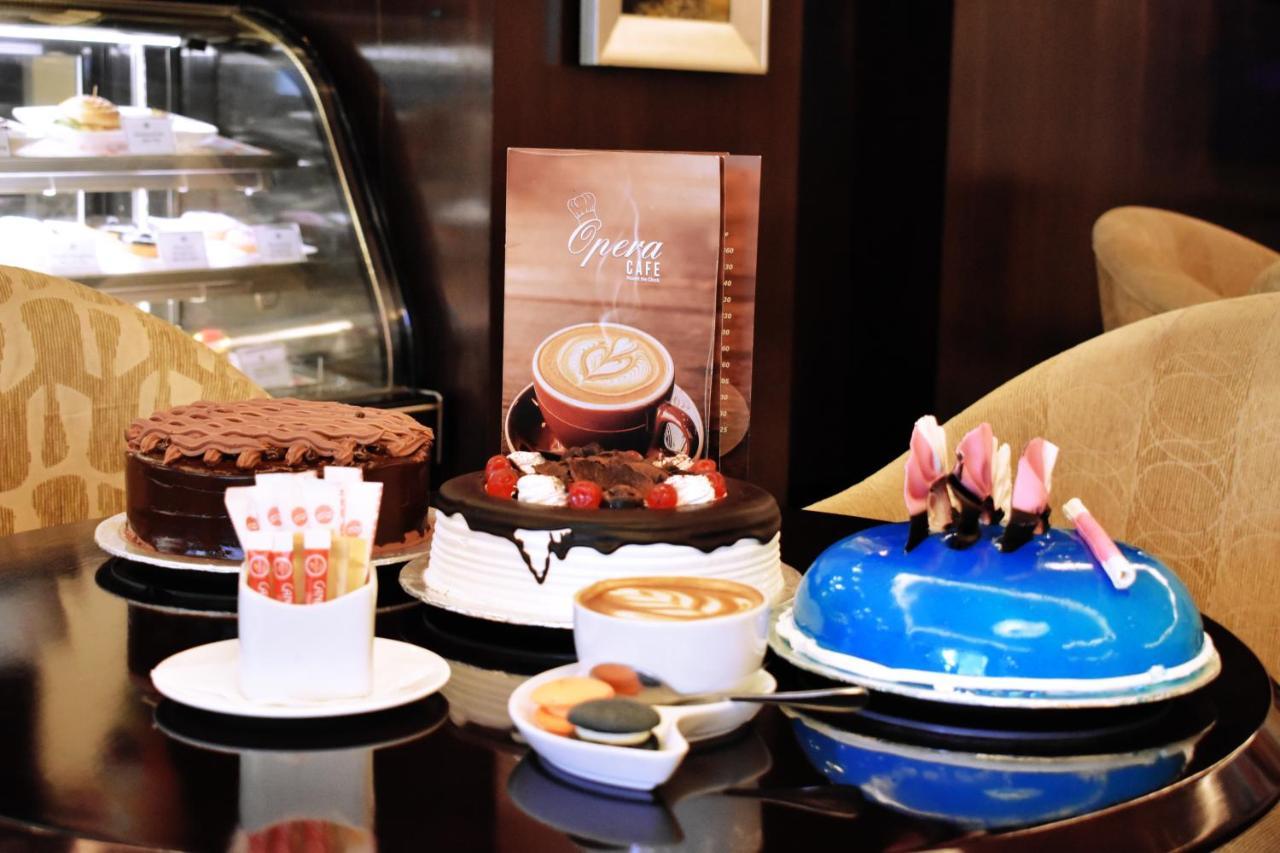 Ramada Plaza By Wyndham Karachi Airport Hotel מראה חיצוני תמונה A selection of cakes and coffee