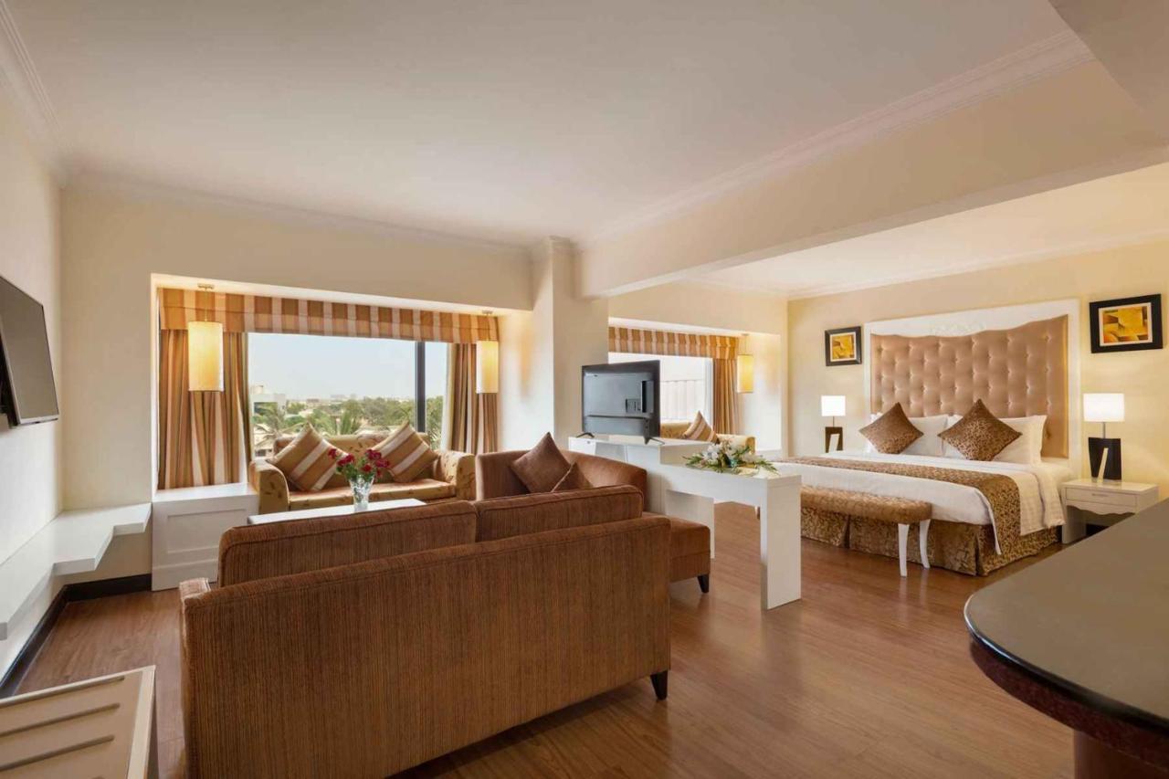 Ramada Plaza By Wyndham Karachi Airport Hotel מראה חיצוני תמונה