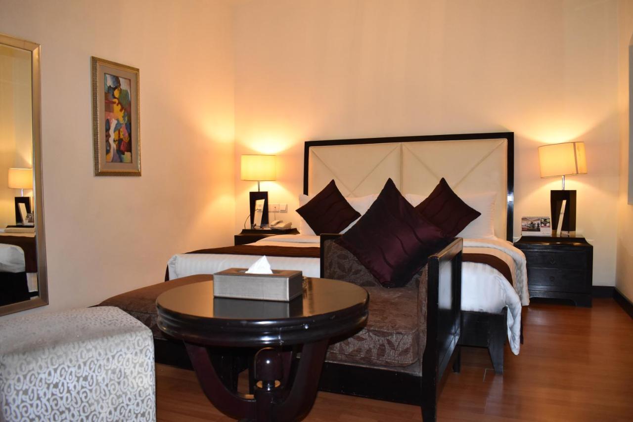 Ramada Plaza By Wyndham Karachi Airport Hotel מראה חיצוני תמונה A bedroom at the Taj Bengal