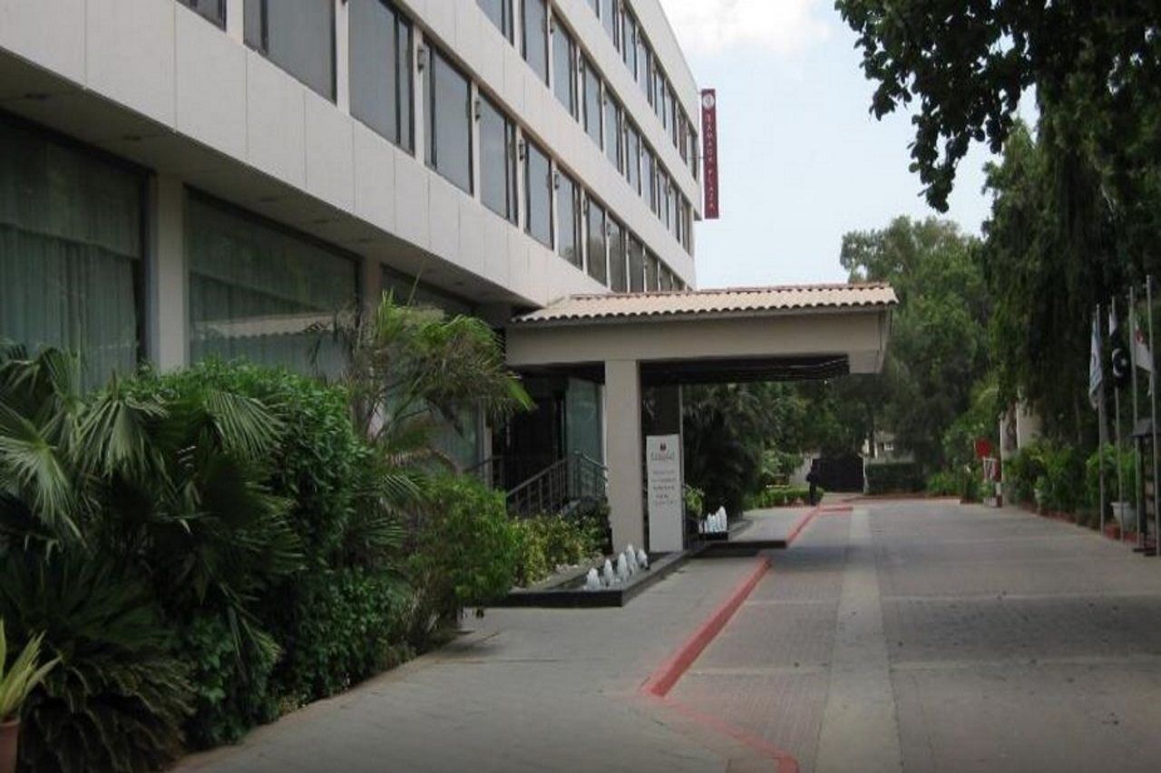 Ramada Plaza By Wyndham Karachi Airport Hotel מראה חיצוני תמונה The hotel's entrance