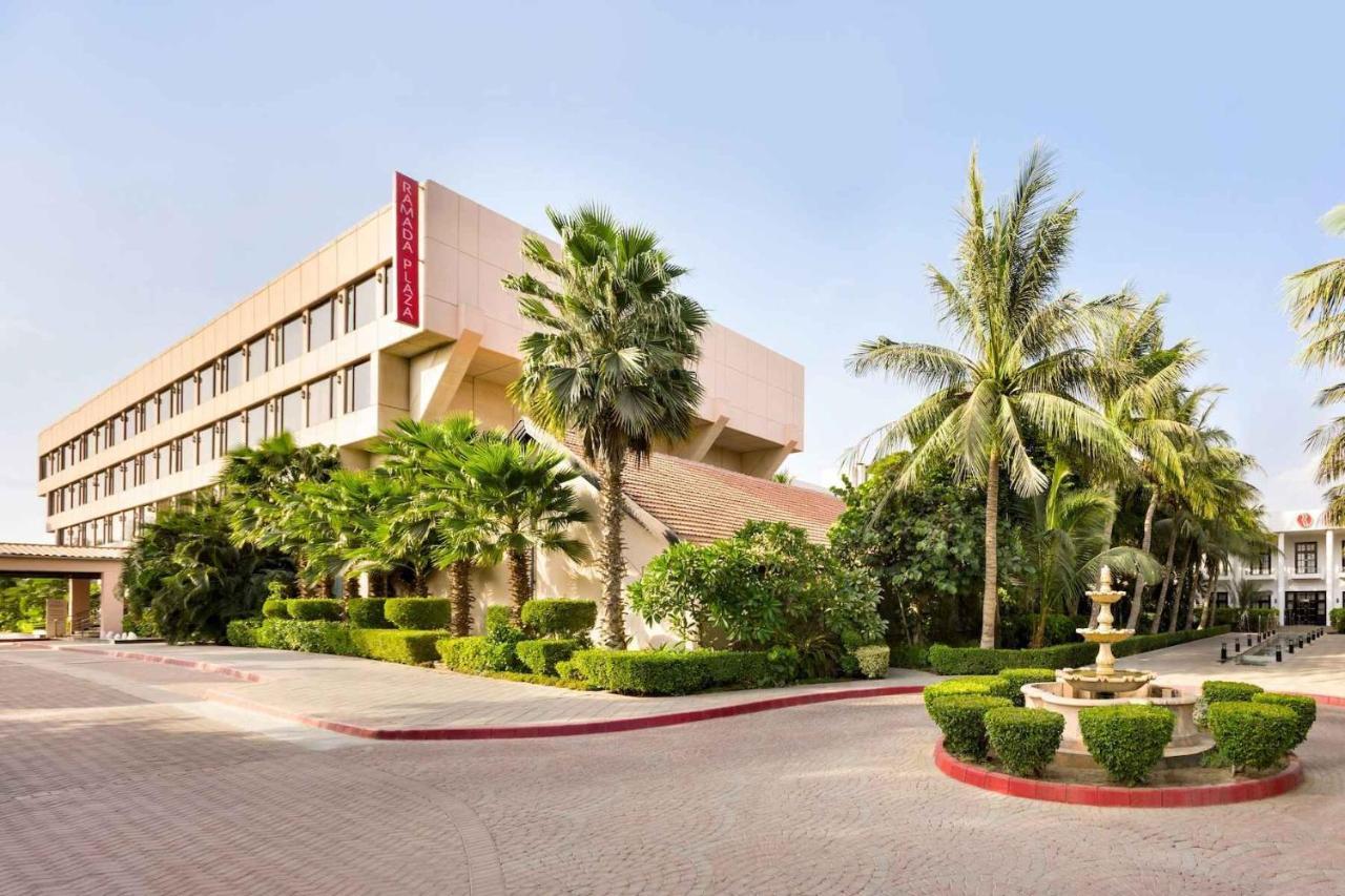 Ramada Plaza By Wyndham Karachi Airport Hotel מראה חיצוני תמונה The hotel in 2012