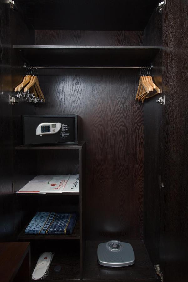 Ramada Plaza By Wyndham Karachi Airport Hotel מראה חיצוני תמונה A safe in a hotel room