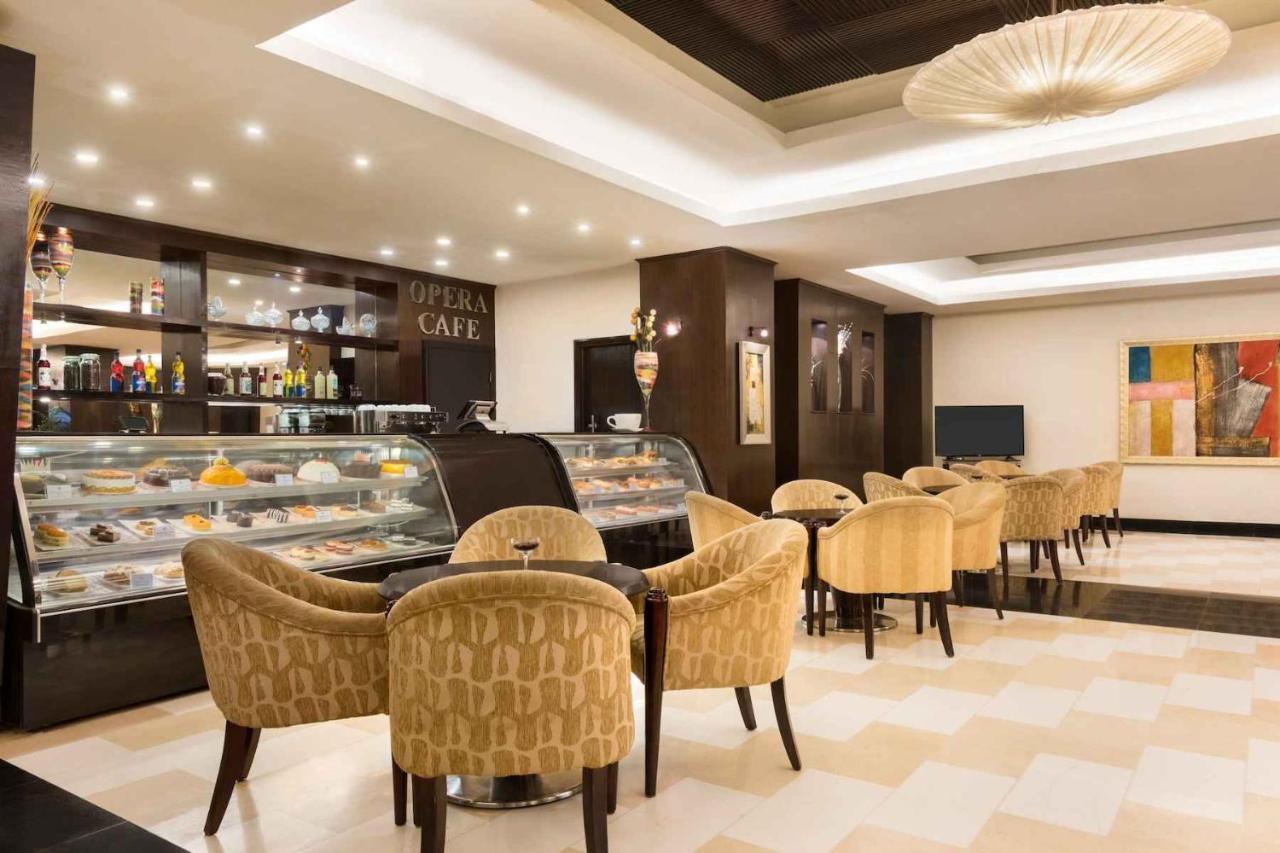 Ramada Plaza By Wyndham Karachi Airport Hotel מראה חיצוני תמונה The lobby café