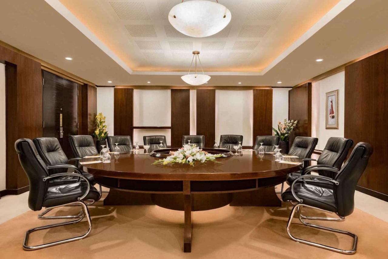 Ramada Plaza By Wyndham Karachi Airport Hotel מראה חיצוני תמונה Boardroom at the Four Seasons Hotel, London