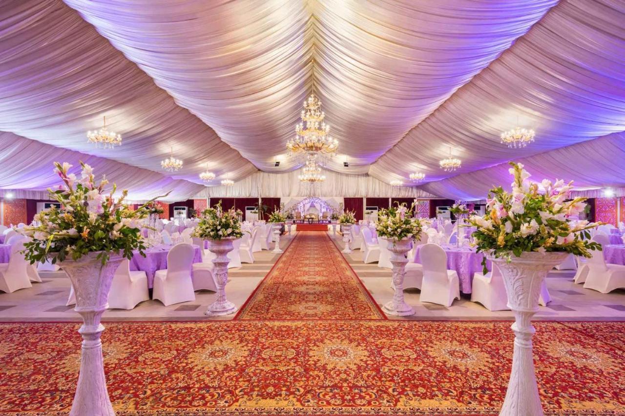 Ramada Plaza By Wyndham Karachi Airport Hotel מראה חיצוני תמונה A wedding reception in Karachi, Pakistan