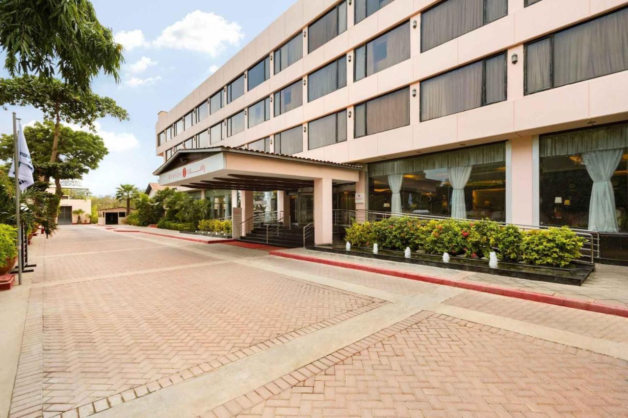 Ramada Plaza By Wyndham Karachi Airport Hotel מראה חיצוני תמונה The hotel's entrance