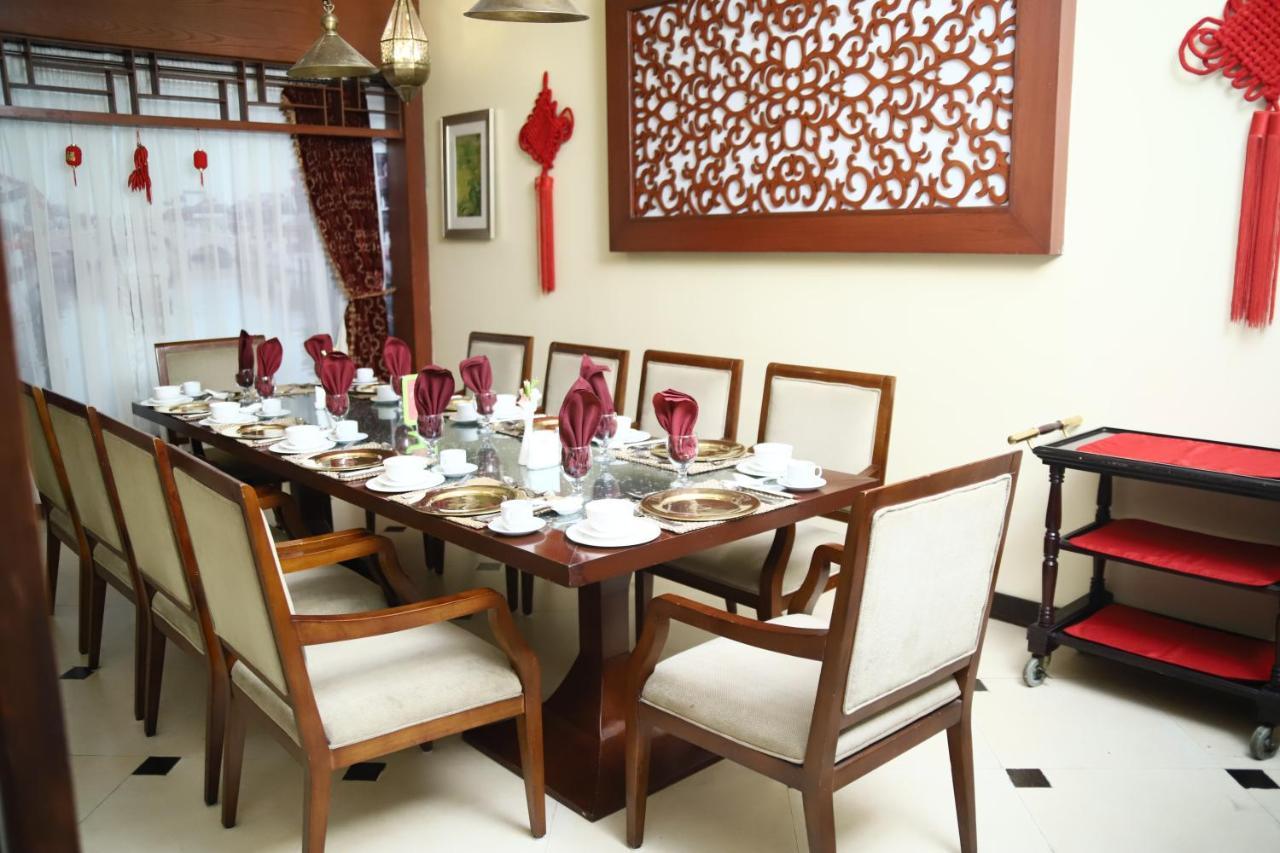 Ramada Plaza By Wyndham Karachi Airport Hotel מראה חיצוני תמונה A dining room in a house in Malaysia
