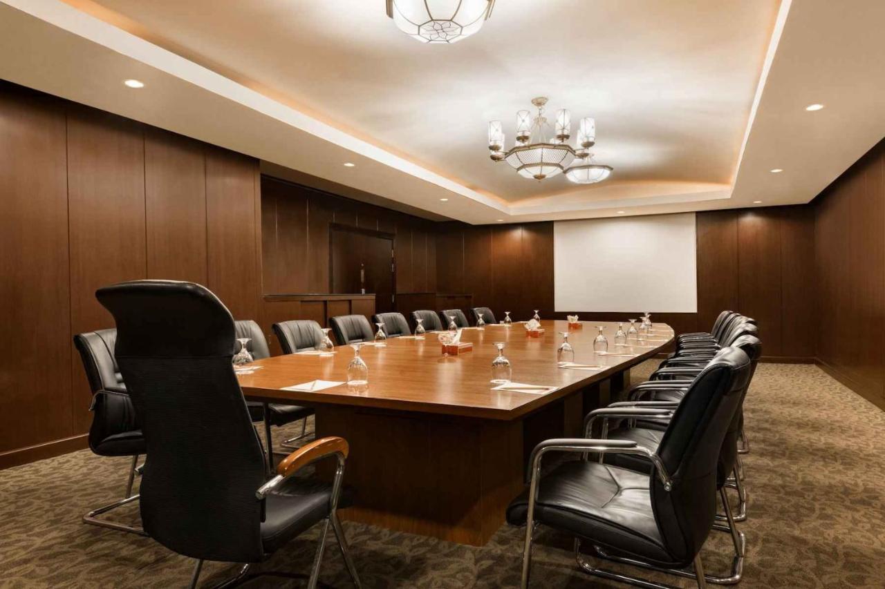 Ramada Plaza By Wyndham Karachi Airport Hotel מראה חיצוני תמונה Boardroom at the Westin