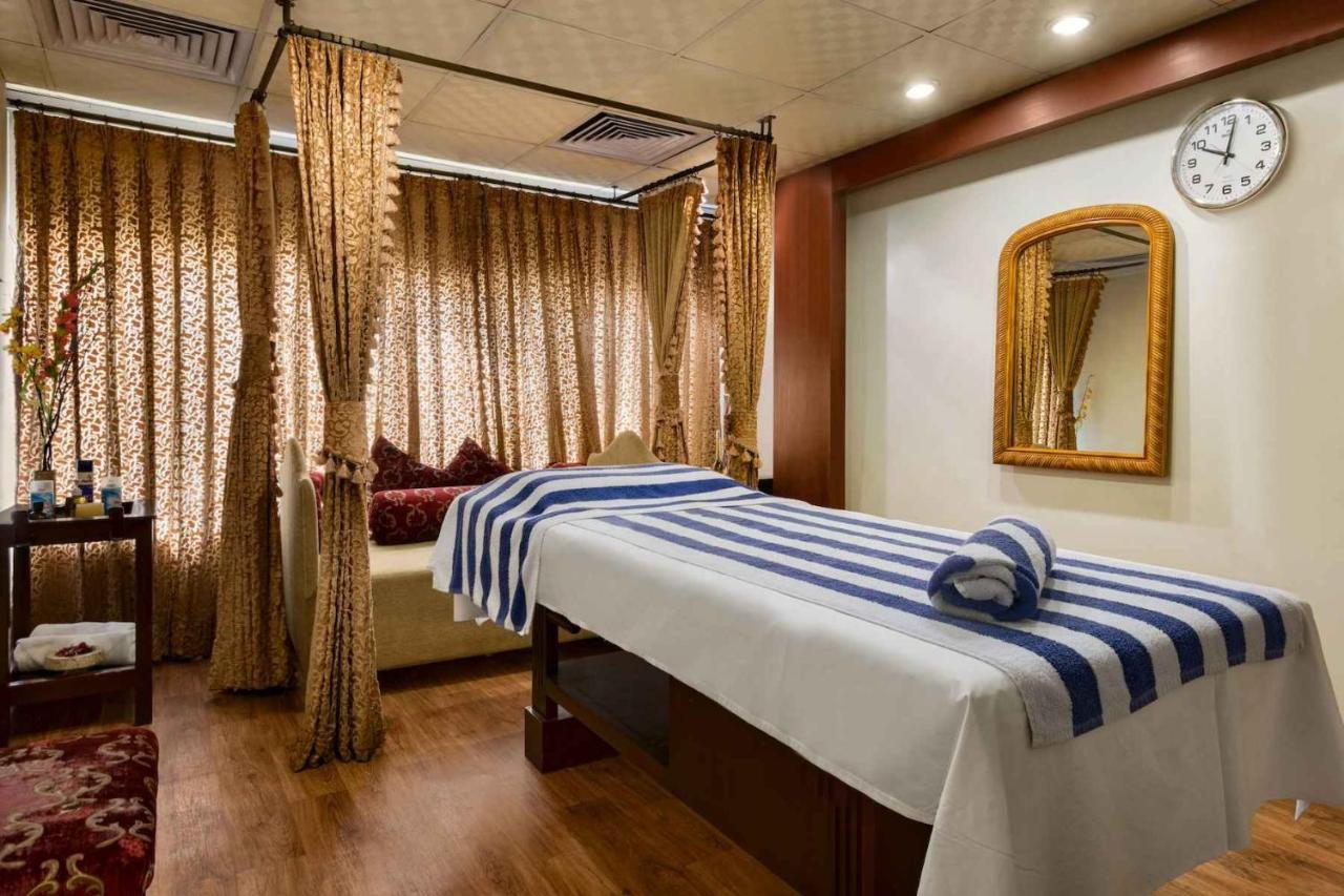 Ramada Plaza By Wyndham Karachi Airport Hotel מראה חיצוני תמונה A massage bed