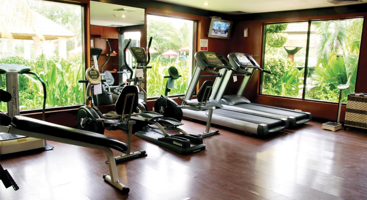 Ramada Plaza By Wyndham Karachi Airport Hotel מראה חיצוני תמונה A gym at a hotel