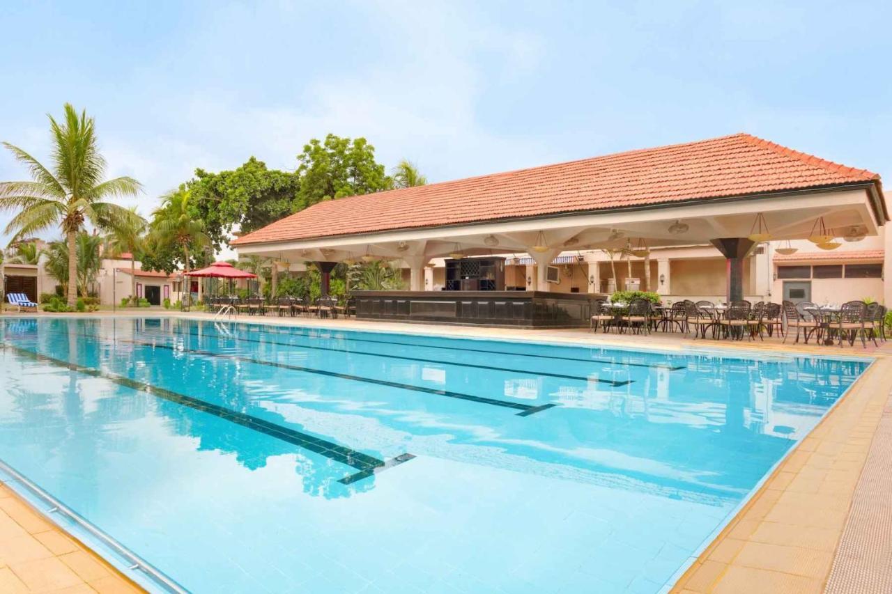 Ramada Plaza By Wyndham Karachi Airport Hotel מראה חיצוני תמונה Swimming pool at the club