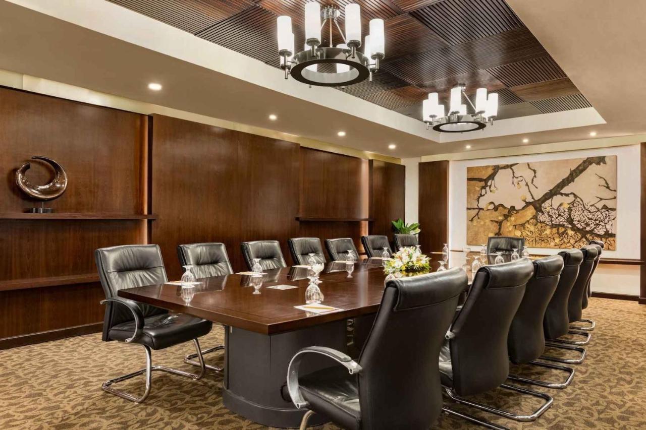 Ramada Plaza By Wyndham Karachi Airport Hotel מראה חיצוני תמונה Boardroom at the Westin Mumbai International