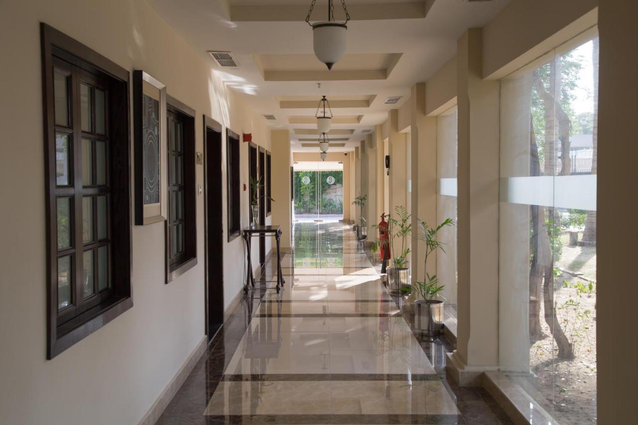 Ramada Plaza By Wyndham Karachi Airport Hotel מראה חיצוני תמונה A corridor at the hotel